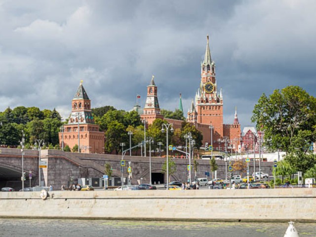 Moskva Kremlo kaj Katedralo de la Propeto sur la Ĉirkaŭfosaĵo